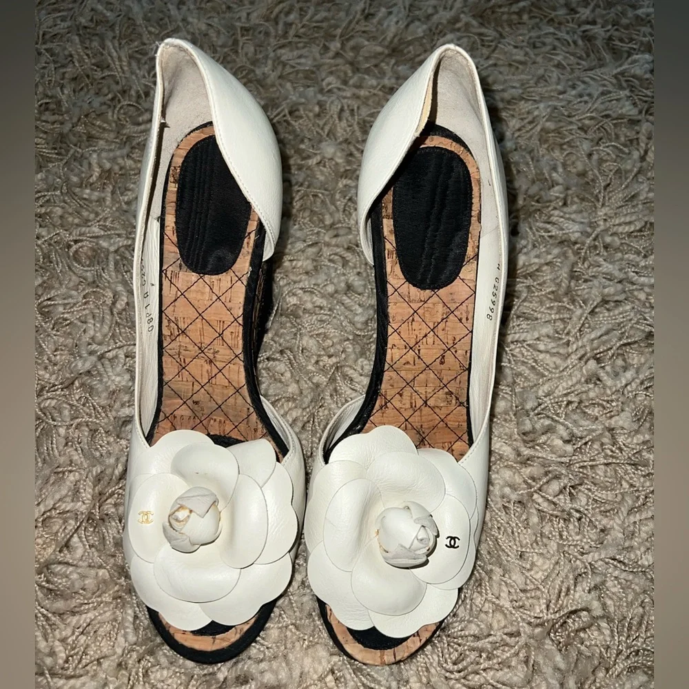 Chanel ivory leather Camellia d’orsay wedge with black accents - Picture 5 of 12